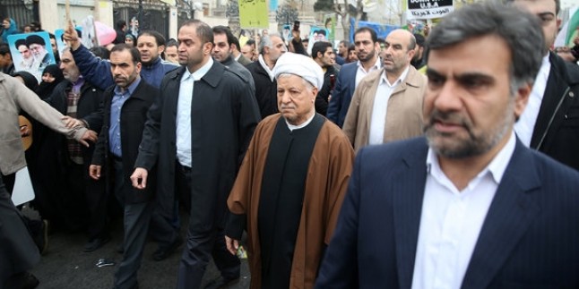 Foto: Ayetullah Rafsancani, Devrim Yürüyüşüne Katıldı…