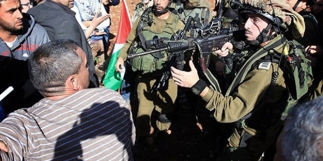 Siyonist İsrail, Filistinli Üç Polisi Alıkoydu.