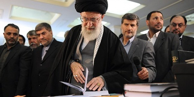 İmam Ali Hamaney, Bugün Tahran Kitap Fuarını Ziyaret Etti