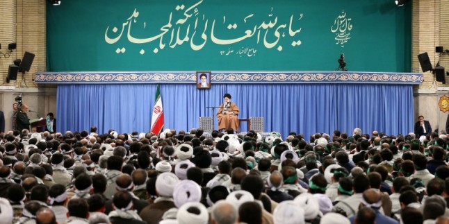 İmam Hamanei: Besic’in gerçeği ve başlıca mantığı, tehditleri defetmek ve fırsata dönüştürmek