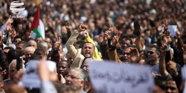 Filistinliler Abbas karşıtı gösteri yaptı