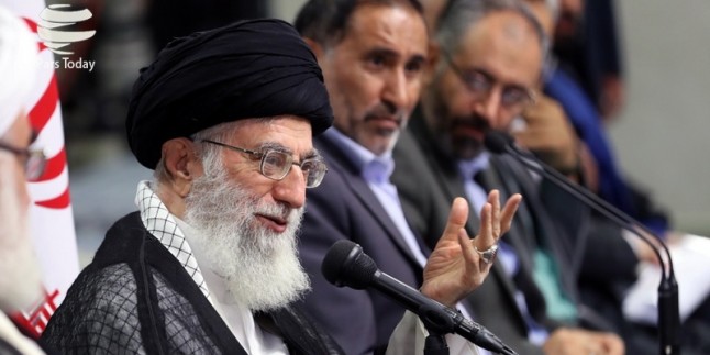 İmam Ali Hamanei, Çeşitli Ülkelerden Şairleri Kabul Etti