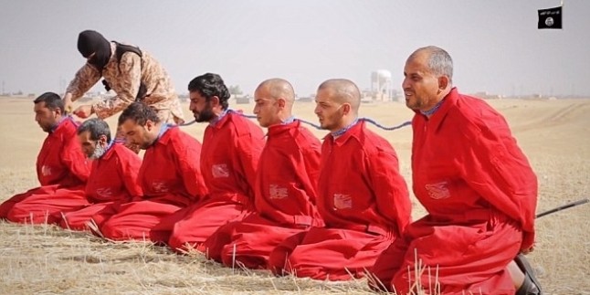Foto: IŞİD mahkumların boynuna patlayıcı bağlayarak infaz etti