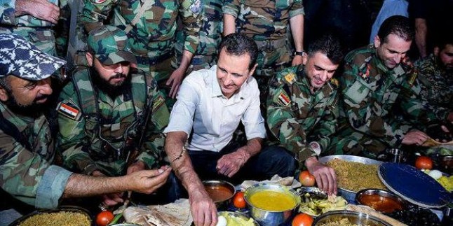 Foto: Suriye Devlet Başkanı Beşar Esad, cephe hattında askerlerle iftar yaparken