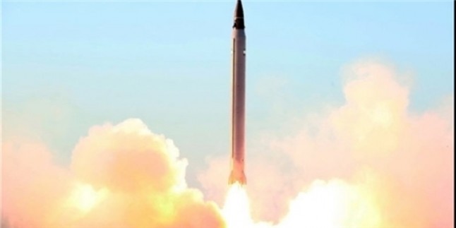 İran uzaya uydu taşıyan füze fırlatıyor