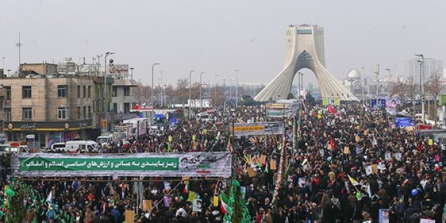 AP: İran milleti ABD ve İsrail karşıtı sloganlarla yürüyüşe başladı