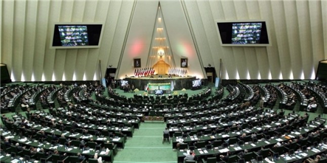 İran Meclisi’nde “Kahrolsun ABD” sloganı yankılandı