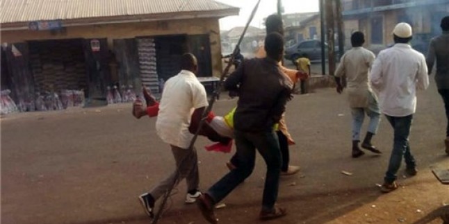 Nijerya polisi kendi halkını kana buladı