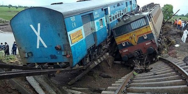 Hindistan’da tren kazası: En az 24 ölü