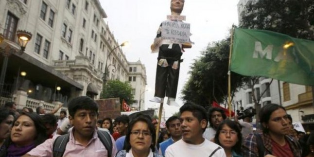 Peru’da Gençler Yeni İşsizlik Yasasını Protesto İçin Toplandı…