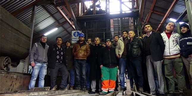 Zonguldak’ta Madenciler Arkadaşlarının İşten Çıkarılmasına Tepki Olarak Üretimi Durdurdu…