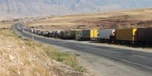 Türkiye-İran Sınırında 12 Km’lik Tır Kuyruğu Oluştu…