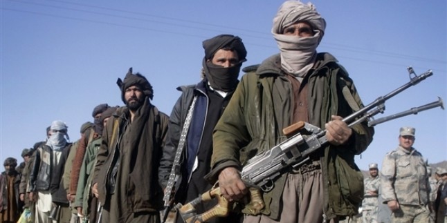 Pakistan’da Taliban askeri okulu bastı
