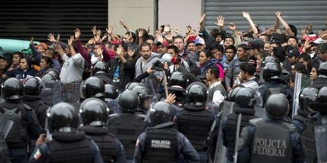 Meksika’da Kaybolan 43 Öğrenci İçin Protesto Gösterileri Yapıldı…
