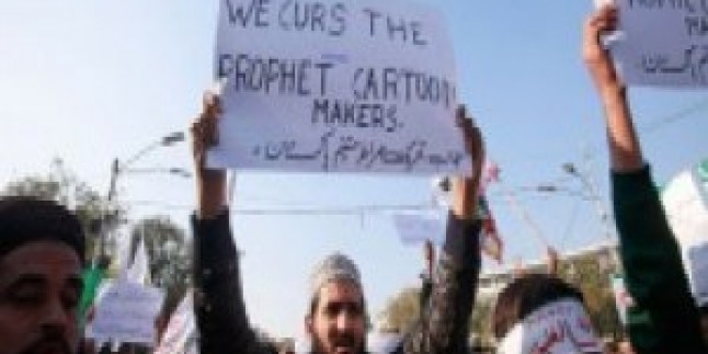 Pakistan Halkı da Charlie Hebdo’nun Edepsizliğine Karşı Gösteriler Düzenledi…