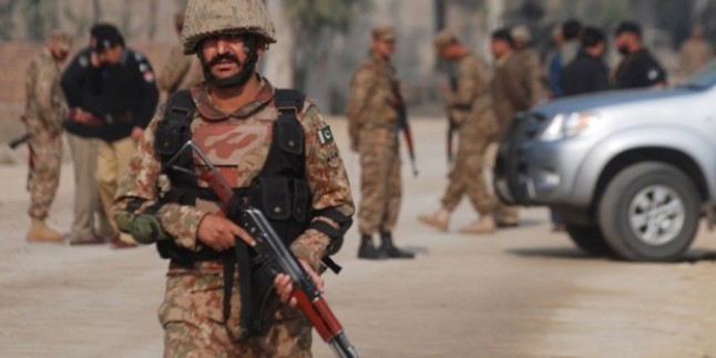 Pakistan’da Polis Aracına Roketli Saldırı Yapıldı…