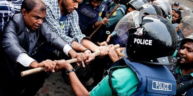 Bangladeş’te yaklaşık bir aydır devam eden gösterilerde ölenlerin sayısı 80’e yükseldi…