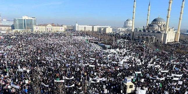 Çeçenistan Halkı, Charlie Hebdo’yu Protesto Mitingi Düzenledi…
