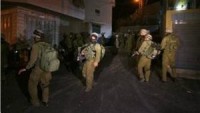 İşgal Güçleri El-Halil’e Baskın Düzenledi ve Es-Semu’da Bir Genci Gözaltına Aldı