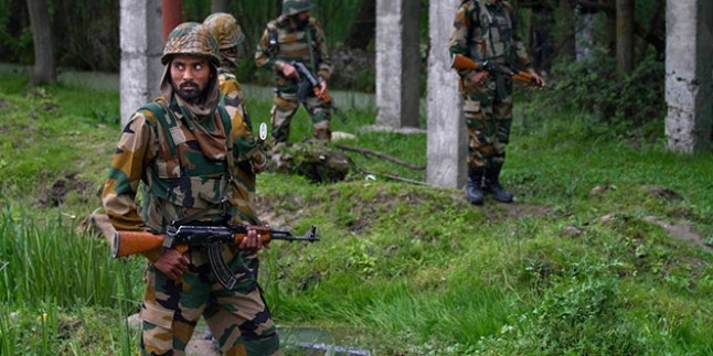 Pakistan ve Hindistan askerleri Keşmir’de çatıştı