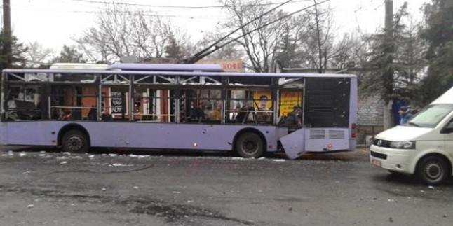 Donetsk’te troleybüs durağına havan: 13 ölü