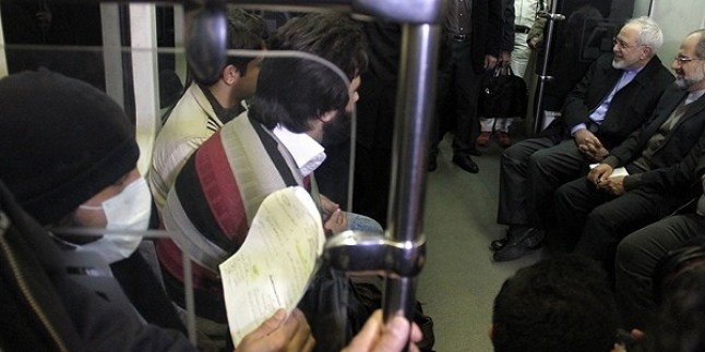İran İslam Cumhuriyeti Dışişleri Bakanı Zarif, Temiz Hava Günü’nde İşe Metroyla Gitti…