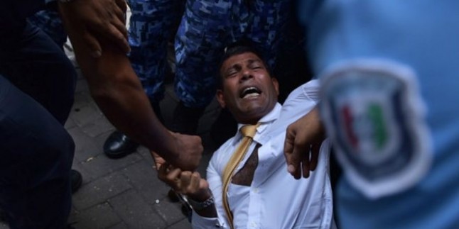 Maldivler’in eski lideri yerde sürüklenerek mahkemeye götürüldü…