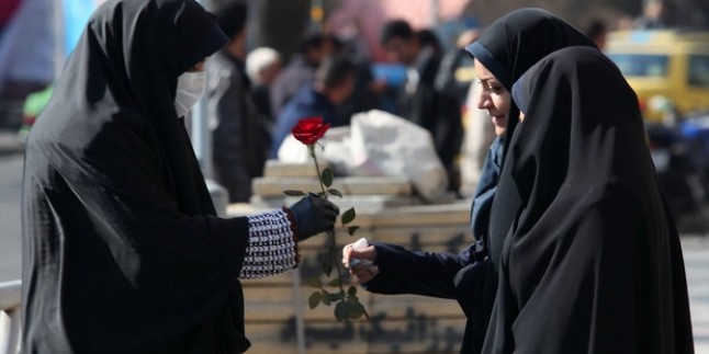 Foto: Tahran Sokaklarında Hz. Zeynep’in (ra) Doğum Yıl Dönümü Münasebetiyle Hicablı Kadınlara Çiçek Hediye Edildi.