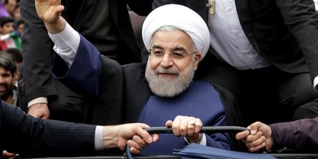Foto: Ruhani, Kum’da Halkın Yoğun Sevgisiyle Karşılandı…