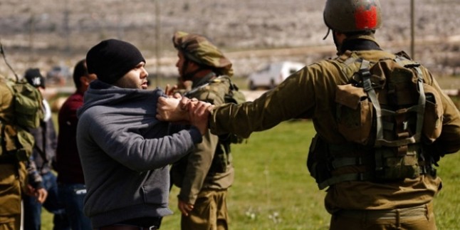 Korsan İsrail askerlerinin Batı Şeria bölgesinde 13 Filistinliyi gözaltına aldığı bildirildi…