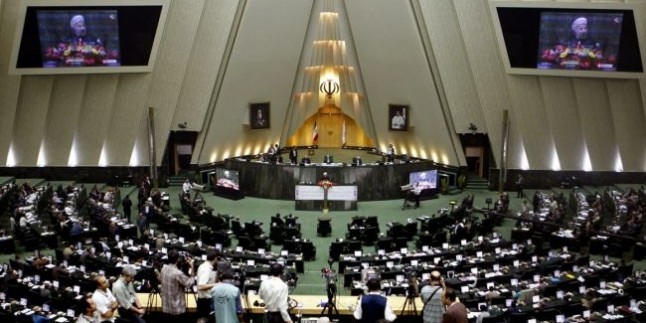 İran meclisi “Kahrolsun Amerika” sloganları ile inledi