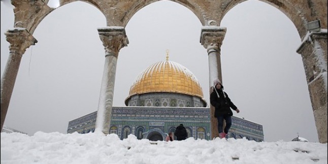 Foto: Müslümanların ilk kıblesi olan Mescid-i Aksa kar yağışı sonucu beyaza büründü…