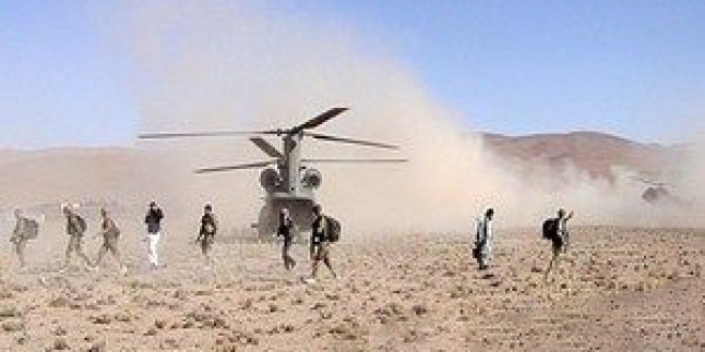Silah yüklü Amerikan askeri helikopterleri tekrar Irak’ın Babil eyaletine iniş yaptı…