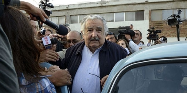 Urugay Devlet Başkanı Jose Mujica, Otostop Çeken Birini Gitmek İstediği Yere Bıraktı…
