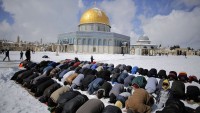 Foto: Filistinli Müslümanlar Kar Altında Mescid-i Aksa’da Cuma Namazı Kıldı…