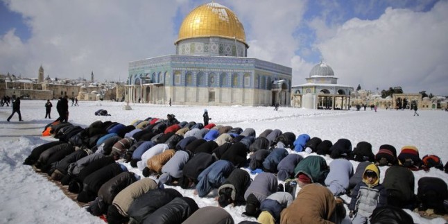 Foto: Filistinli Müslümanlar Kar Altında Mescid-i Aksa’da Cuma Namazı Kıldı…
