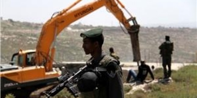 İşgal Güçleri El-Halil’in Güneyinde Yüzlerce Dönüm Ekili Araziyi Tahrip Etti…