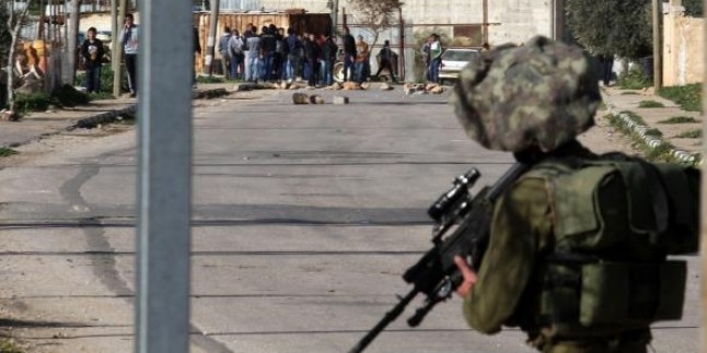 Korsan İsrail askerlerinin Filistinli göstericilere ateş açması sonucu 2 Filistinli yaralandı…