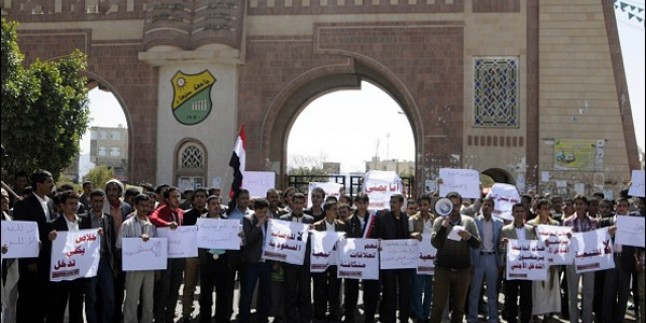 Foto: Yemenli üniversite öğrencileri Suudi Arabistan’ı protesto etti…