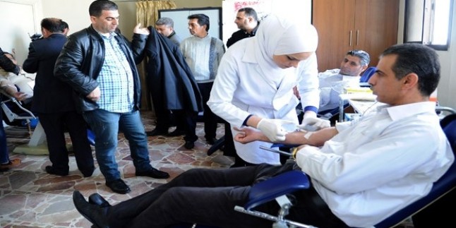 Suriye Sanayi Bakanlığı Çalışanları Kanlarını Orduya Bağışlıyor