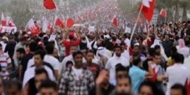 Bahreyn’in devrimci halkı, Al-i Halife rejimini, siyasi tutukluları serbest bırakmadığı için bir kez daha protesto etti.