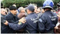 Cezayir’de polis, hükümetin kaya gazı çıkartma projesini protesto edenlere müdahale etti, 40’ı polis 60 kişi yaralandı…