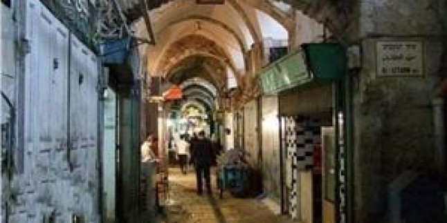 Yahudi Yerleşimciler Eski Belde Çarşılarına Atık Maddeler Atıyor…