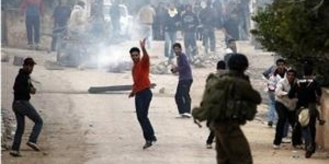 El-Arrub Mülteci Kampı’nda İşgal Askerleriyle Filistinli Gençler Çatıştı.