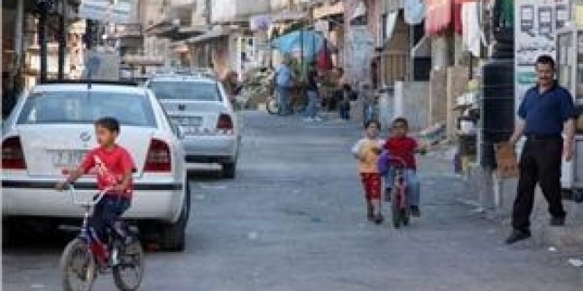 Nablus Valisinin Aracı Belata Mülteci Kampı’nda Taşlandı.