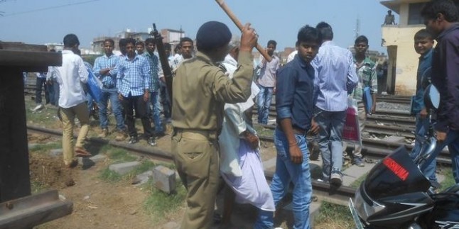 Hindistan’da Veliler polisle çatıştı, 20 veli gözaltına alındı.