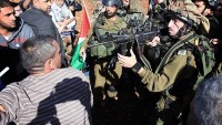 Siyonist İsrail, Filistinli Üç Polisi Alıkoydu.