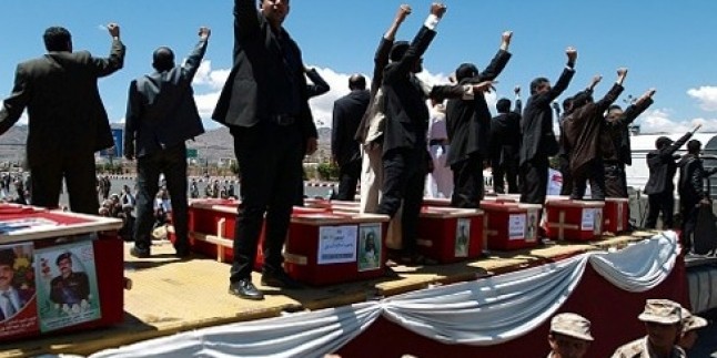 Foto: Yemen’de Cami Saldırısında Şehid Olanlar İçin Sana’da Merasim Düzenlendi.
