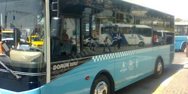 Özel halk otobüsü yol kenarındaki kadınları ezdi