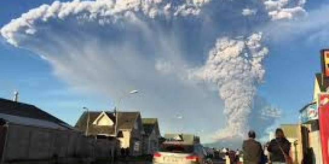 Şili’de Calbuco Yanardağı lav püskürtmeye devam ediyor